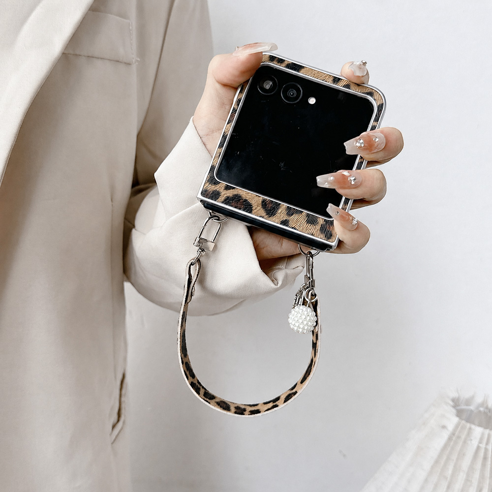 حافظة هاتف قابلة للطي بطبعة جل - مراجعة Phone Cases With Charms وسعره